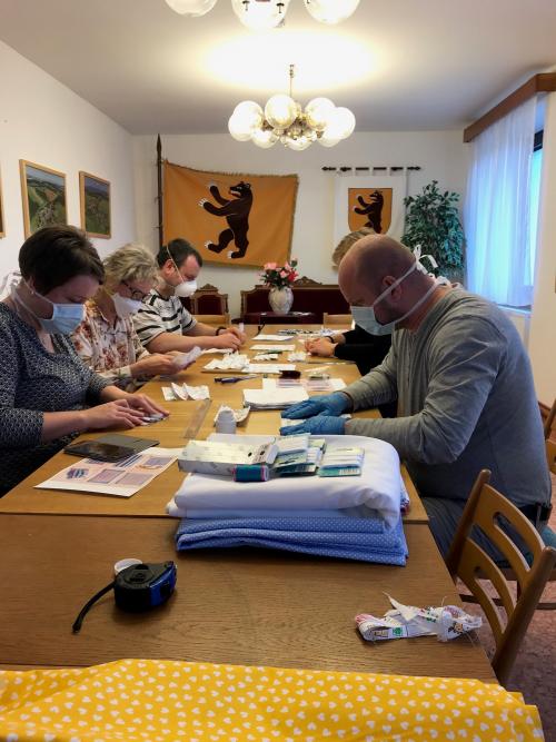 Městys Všeruby se zapojil do pomoci s výrobou roušek