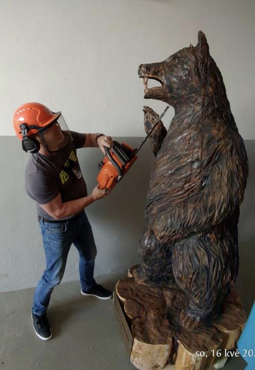 Všeruby bude zdobit krásná dřevěná socha medvěda