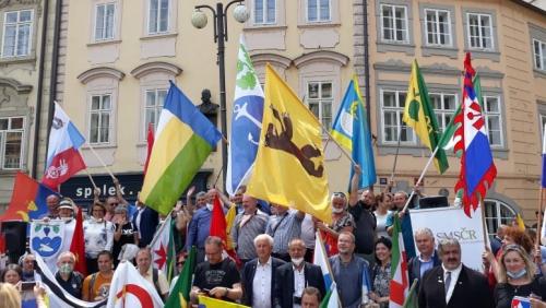 Všerubský medvěd zavlál při protestu starostů